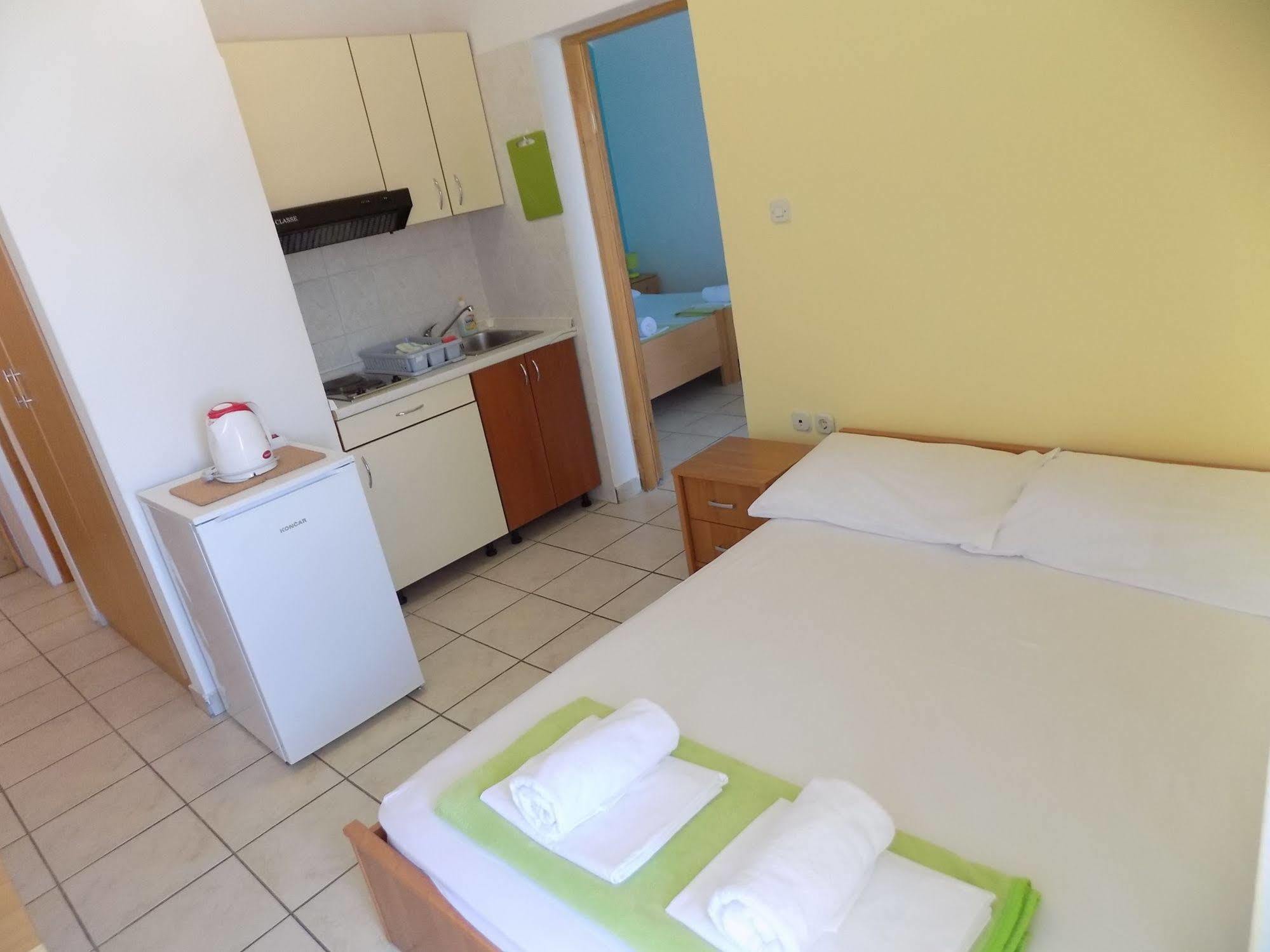 Apartments Galeb Pag - Beach Pag Town Eksteriør billede